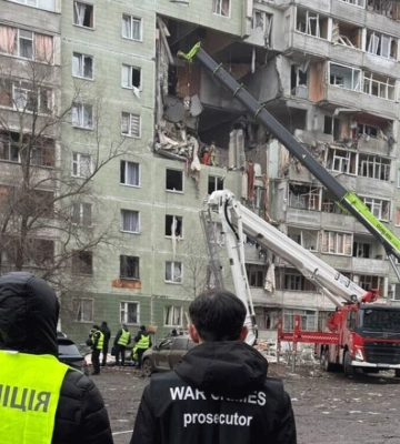 У лікарні померла одна з постраждалих під час атаки по багатоповерхівці у Сумах
