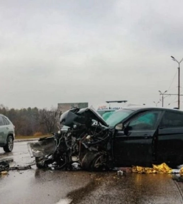 У Дніпрі на мосту BMW влетів у стовп (ВІДЕО)