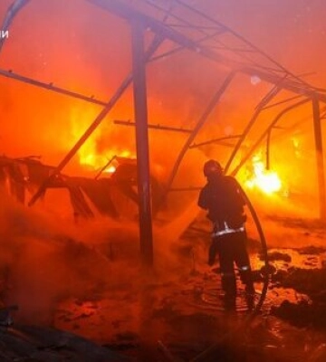 Вночі ворог завдав удару по цивільному підприємству Харкова, виникла пожежа. ФОТОрепортаж