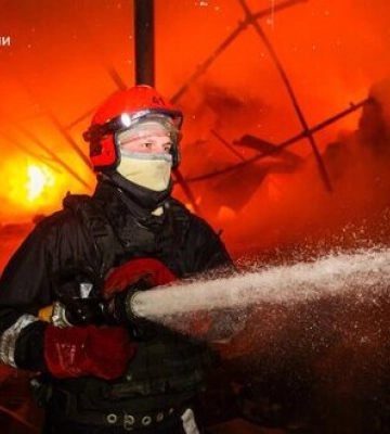 Ліквідовано масштабну пожежу на цивільному підприємстві у Харкові, спричинену ворожим ударом. ФОТОрепортаж