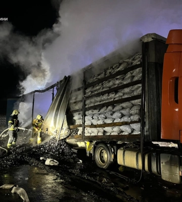 На Рівненщині загорілась вантажівка з вугіллям