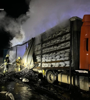 У Рівненському районі горів вантажний автомобіль