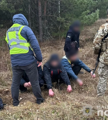 На Житомирщині 61-річного переправника ухилянтів затримали разом із «клієнтами». ФОТО