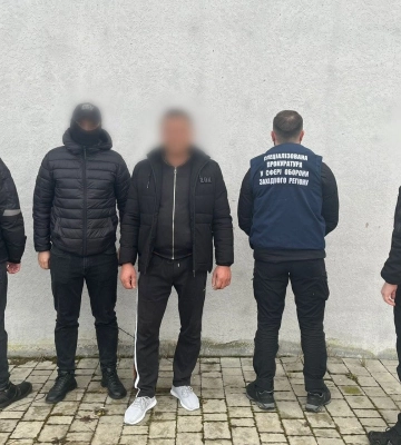 На Закарпатті організатору каналу переправлення осіб повідомили про підозру