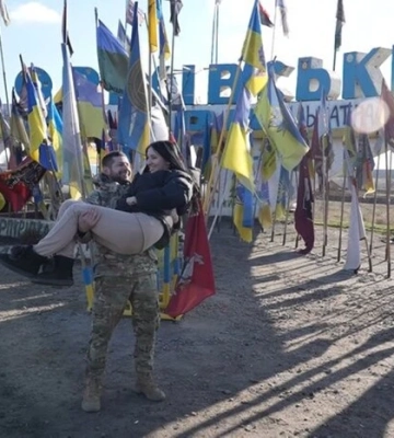 Військовий освідчився коханій у незвичному місці