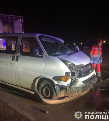 У селі на Львівщині внаслідок ДТП за участю вантажівки та бусика постраждав водій останнього. ФОТО