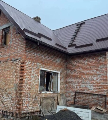 Под Львовом в результате падения обломков &quot;Шахеда&quot; повреждены жилой дом и авто