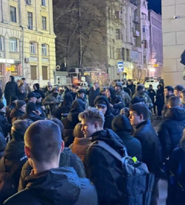 В центре Харькова подростки устроили массовую драку: полиция останавливала конфликт в ТЦ