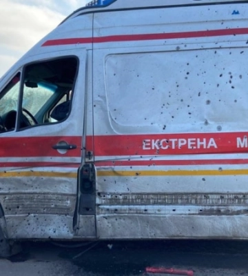 На Харківщині окупанти атакували дронами автівку «швидкої» та авто поліції