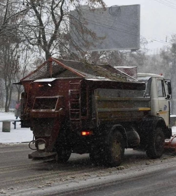 У Рівному розчищають автошляхи та тротуари від снігу