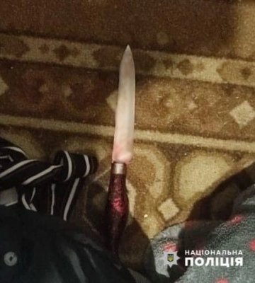 На Дніпропетровщині 17-річна дівчина зарізала рідного дідуся
