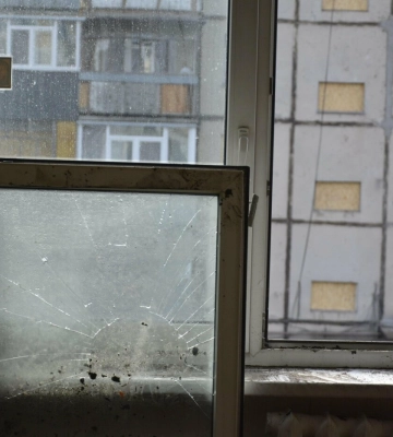 Жителька зруйнованої п’ятиповерхівки показала свою квартиру і розповіла, як з родиною дивом пережили ракетний удар у Полтаві