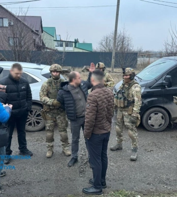 Двоє депутатів та кримінальний авторитет вимагали $60 тис. у ексзаступника мера на Дніпропетровщині. Їх затримано. ФОТОрепортаж