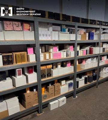 В Україні викрили нелегальне виробництво косметики та парфумів відомих брендів (ФОТО, ВІДЕО)