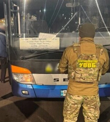 Ховали військовозобов’язаних у спеціально облаштованому місці в автобусі: Викрито канал переправлення осіб через кордон, - ДПСУ. ФОТОрепортаж