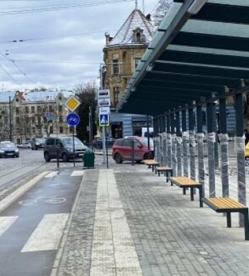 На Бандери у Львові завершують облаштування зупинок