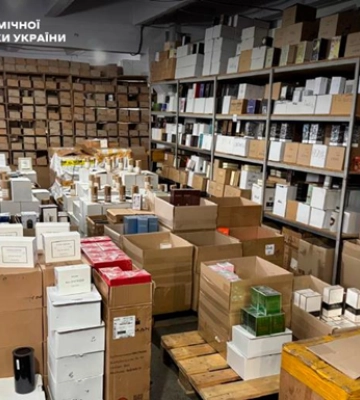 В Україні викрили нелегальне виробництво косметики та парфумів відомих брендів (ФОТО, ВІДЕО)