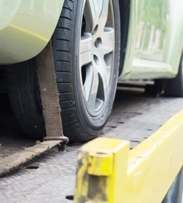 Київ готує нові рішення щодо покинутих авто та роботи транспорту під час тривог