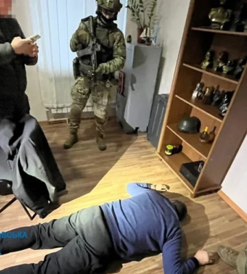Двоє депутатів та кримінальний авторитет вимагали $60 тис. у ексзаступника мера на Дніпропетровщині. Їх затримано. ФОТОрепортаж