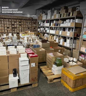 В Україні викрили нелегальне виробництво косметики та парфумів відомих брендів (ФОТО, ВІДЕО)