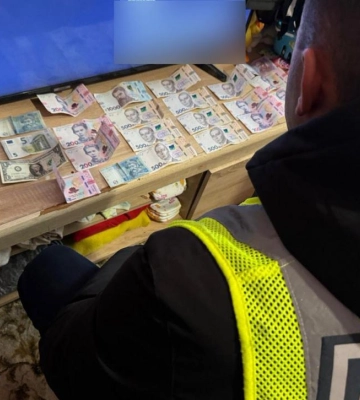 Погрожуючи пістолетом, пограбував вночі рівнянку в її оселі