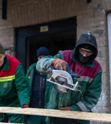 Рятувальники та комунальники Запоріжжя повертають людям дах над головою