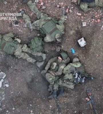 Ликвидированные российские захватчики разбросаны по полю в результате неудачного штурма на Покровском направлении. ВИДЕО