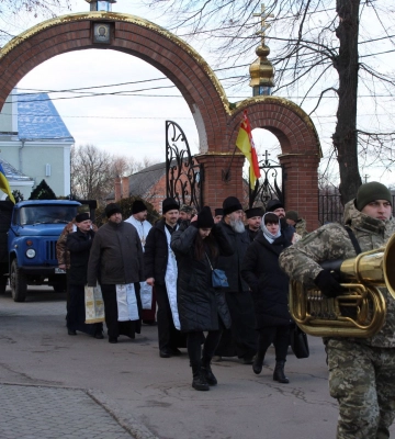 Весільний коровай розділили на кладовищі: на Волині попрощались з Героєм Павлом Бурцем