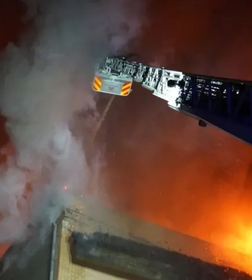 В Черкассах до сих пор тушат пожар после ночной атаки дронов