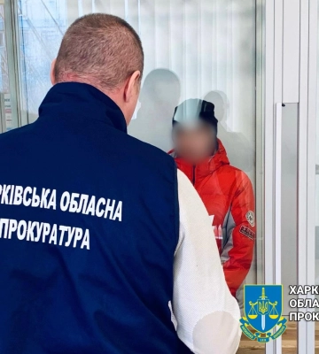 Пара дронів майже одночасно атакує двох окупантів, які зупинилися на перехресті. ВIДЕО