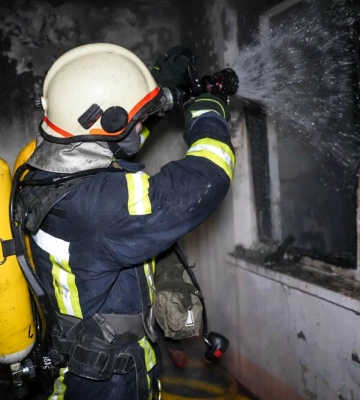 Дитину та пенсіонера врятували в Одесі з палаючого будинку, - ФОТО, ВІДЕО