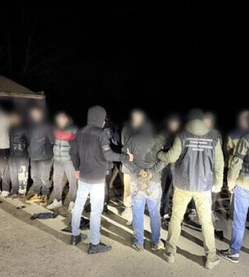 Трансфер на $100 000: на Закарпатті у вантажівці з піском виявили 13 чоловіків (ВІДЕО)