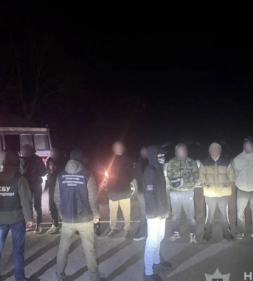 На Закарпатті чоловіки намагалися добратися до угорського кордону у вантажівці із піском
