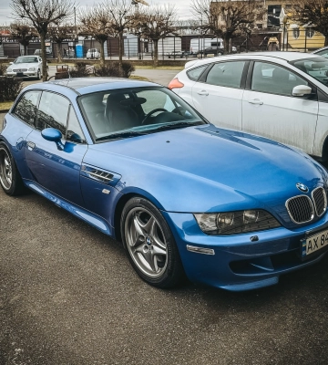 Раритет из 90-х: в Киеве заметили самый необычный спорткар BMW 