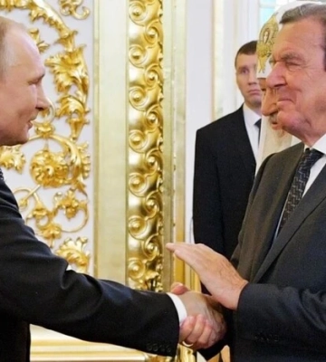 Ексканцлер Німеччини і друг Путіна потрапив до лікарні через вигорання