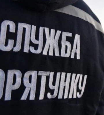 В Ізюмі ударом зруйновано адмінбудівлі та пошкоджено 5-поверхівку: під завалами людина