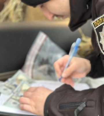 Видаляв із бази розшуку за хабарі: в Одесі затримали працівника ТЦК