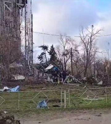 Ракетним ударом РФ зруйновано частину будівлі міськради в Ізюмі, - Зеленський. ВIДЕО