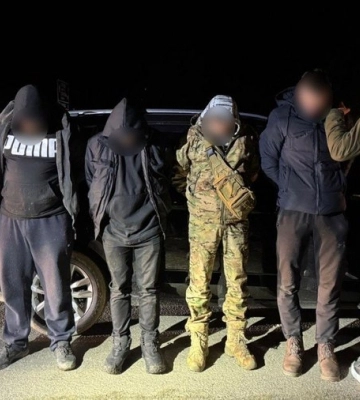 На Буковині пострілами зупиняли авто з чоловіками, які, ймовірно, намагалися незаконно потрапити до Румунії