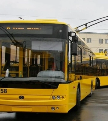 Столичні автобуси і тролейбуси 25-26 січня курсуватимуть зі змінами: перелік маршрутів