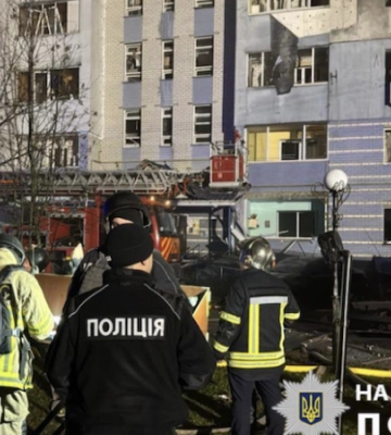 Багатоповерхівка під Києвом частково зруйнована внаслідок атаки російських безпілотників, є жертви (фото, відео)