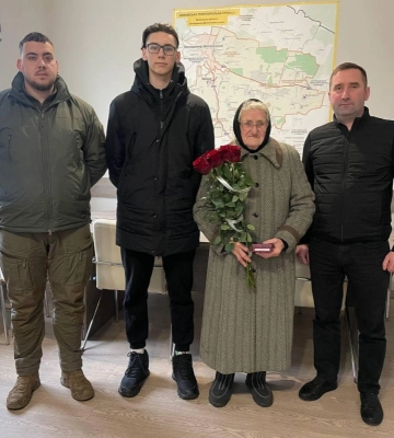 Мамі та сину загиблого командира з Волині вручили його посмертну нагороду