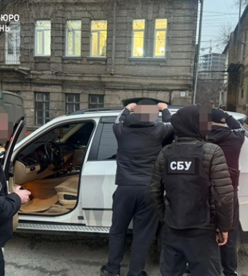 Адвокат из Днепра за взятки помогал мужчинам избежать мобилизации