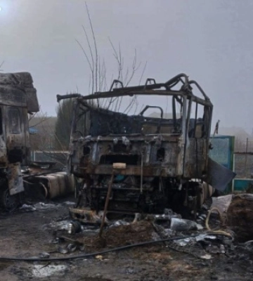 Росіяни вдарили по Зеленівці на Херсонщині - знищені вантажівки, пошкоджені будинки