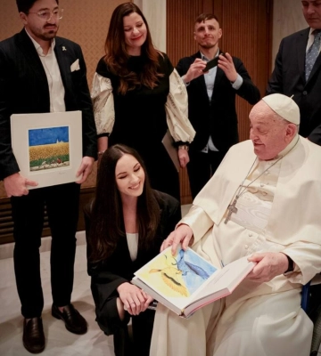 Папі Римському передали книгу з малюнками дітей з Одеської області
