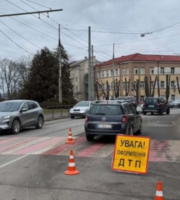 У Тернополі на пішохідному переході авто збило двох 17-річних дівчат