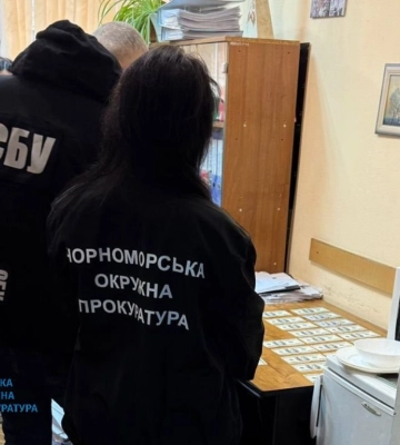 Гроші в коробці з пазлами: на Одещині на хабарі затримали чиновницю, - ФОТО