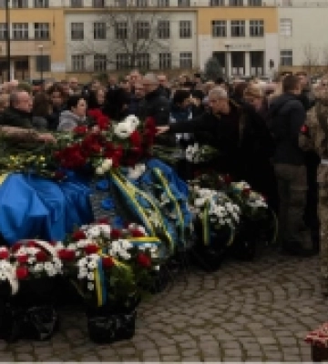 В Ужгороді сьогодні провели в останню земну дорогу старшого сержанта, 28-річного, Дмитра Цацуру