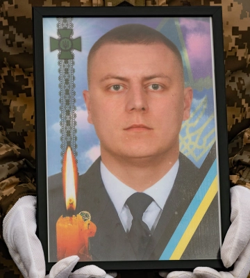 В Ужгороді сьогодні провели в останню земну дорогу старшого сержанта, 28-річного, Дмитра Цацуру