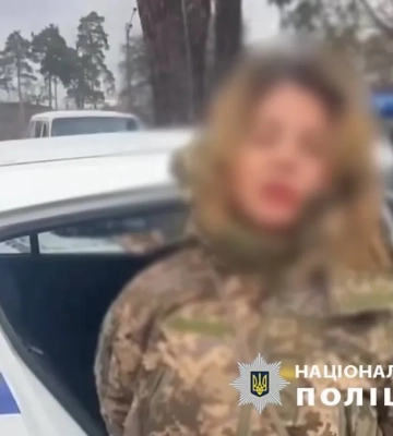 Блокировала выезд из распределительного центра и наехала на полицейского: в Киеве задержали женщину